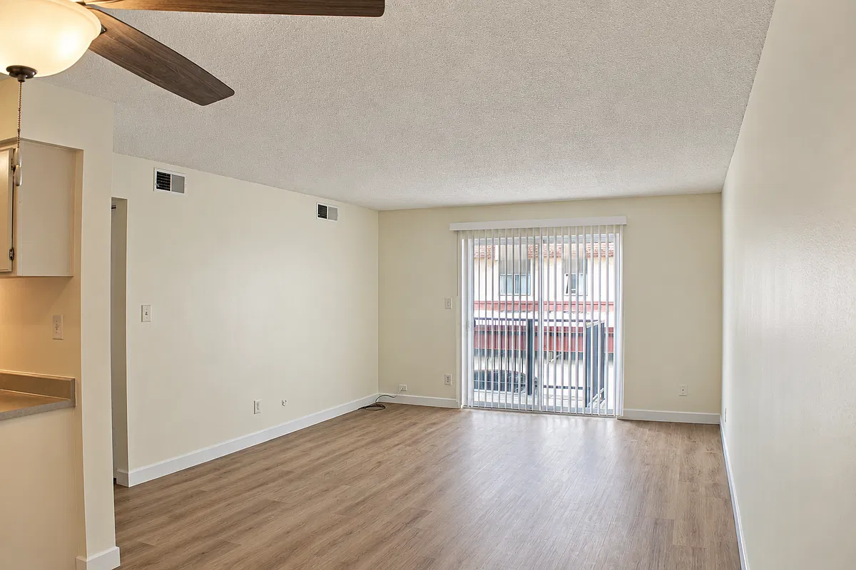 2 bed, 1.5 bath, 967 sqft, $1,550 — Photo 3