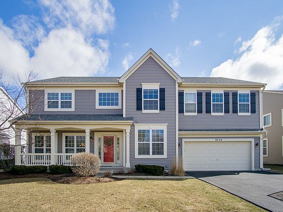Great curb appeal, 3 car garage