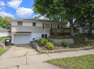 1427 Cascade St NW, Rochester, MN 55901
