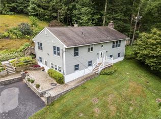 8 Round Hill Dr, Pawling, NY 12564