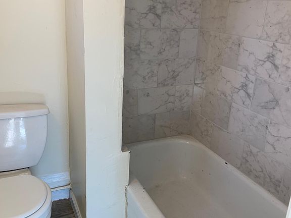 5th image of 733 Burns St APT 1