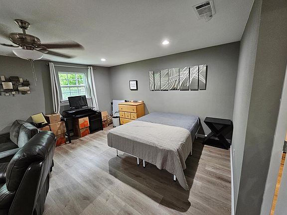 3rd image of 901 Park St #B