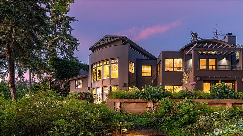 3rd image of 7733 Hansen Road NE