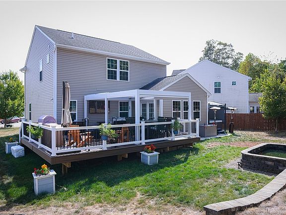 3rd image of 75 Glenwood Cir