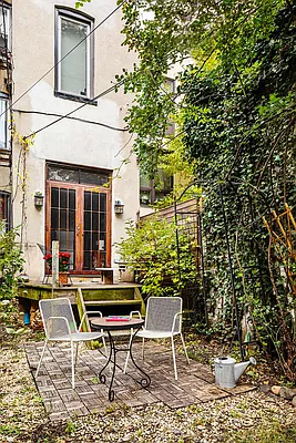 Sold by Compass | media 17