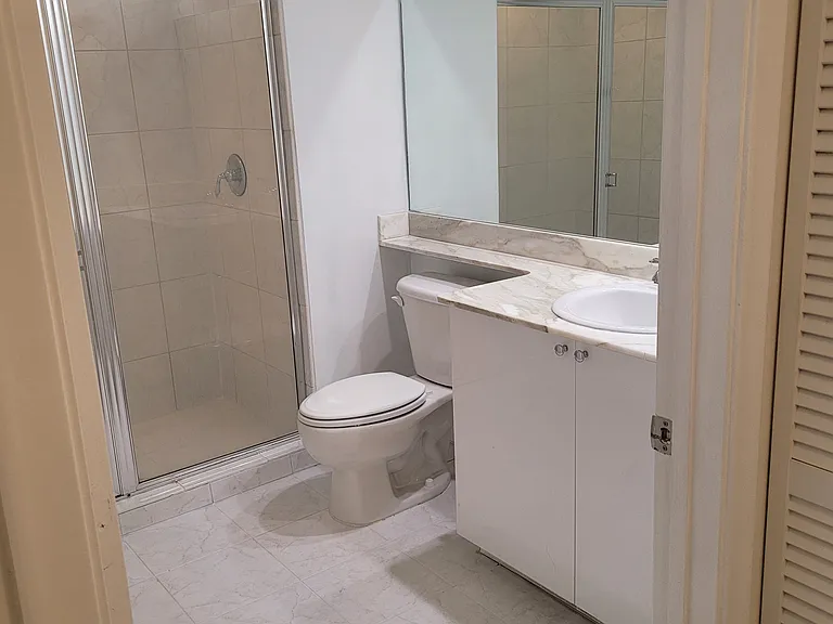 Secondary full bath room