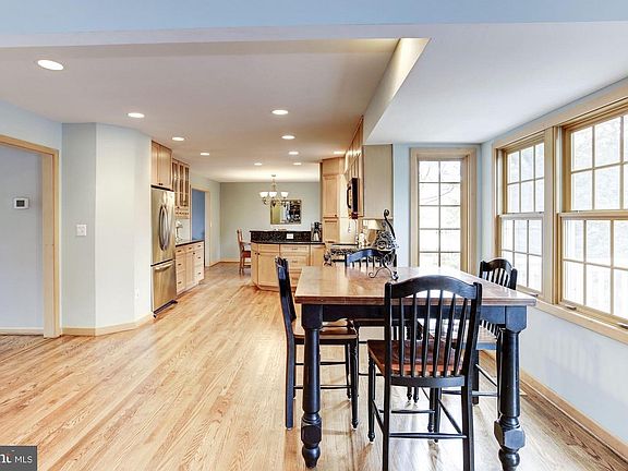 5th image of 219 Oak Ct