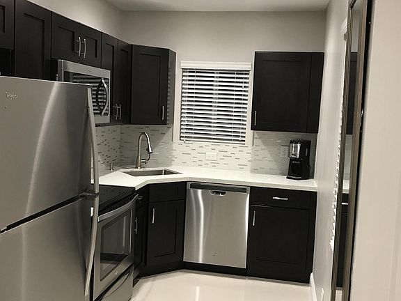 5th image of 401 Sunset Dr APT 1
