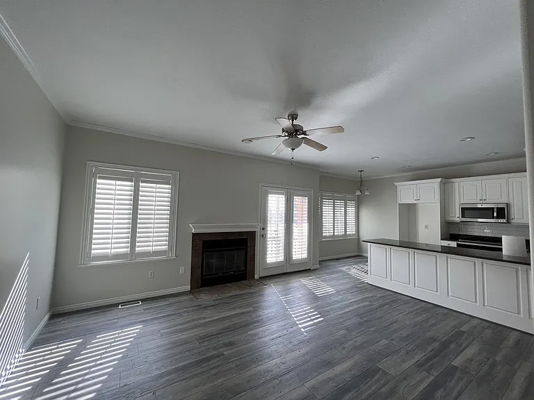 202 E White Spruce Cv — Photo 2