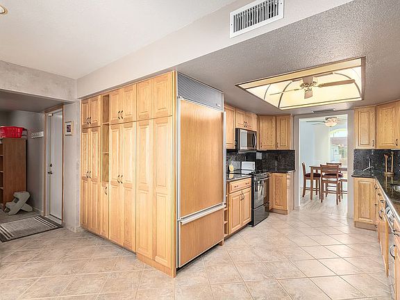 5th image of 2742 E Sierra St