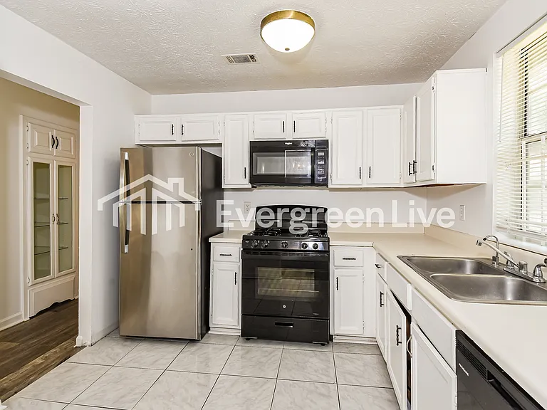 668 Alex Way SW — Photo 3