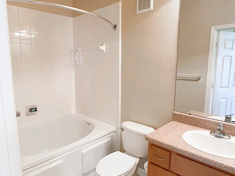 En Suite Bathroom with Modern Features En Suite Bathroom with Modern Features