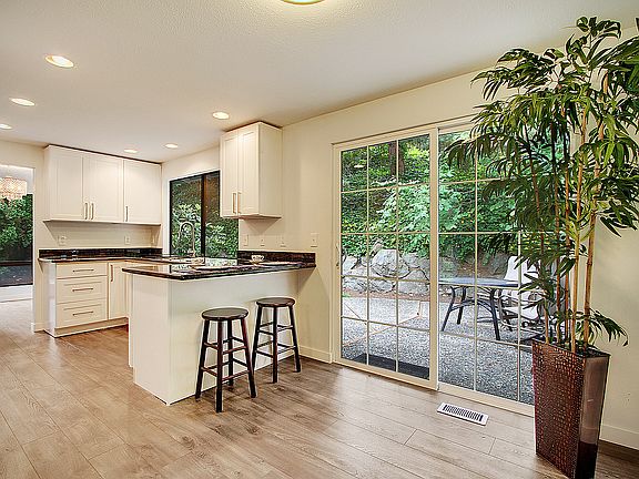 5th image of 1004 176th Ave NE