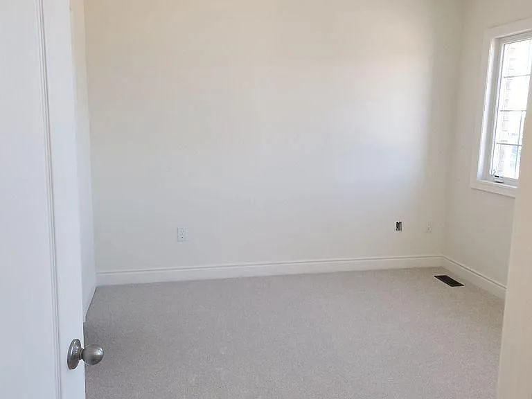 172 Bloomfield Cres — Photo 11