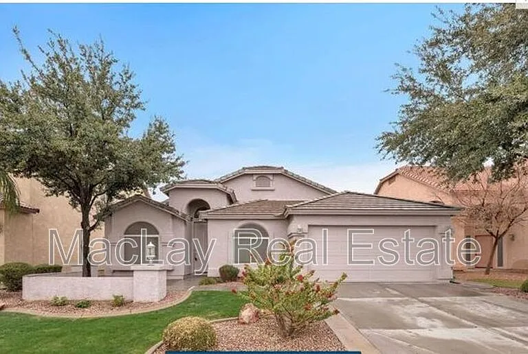 4206 E Redwood Ln — Photo 2