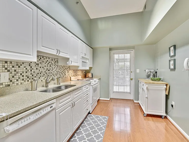 2105 Jamieson Ave — Photo 4
