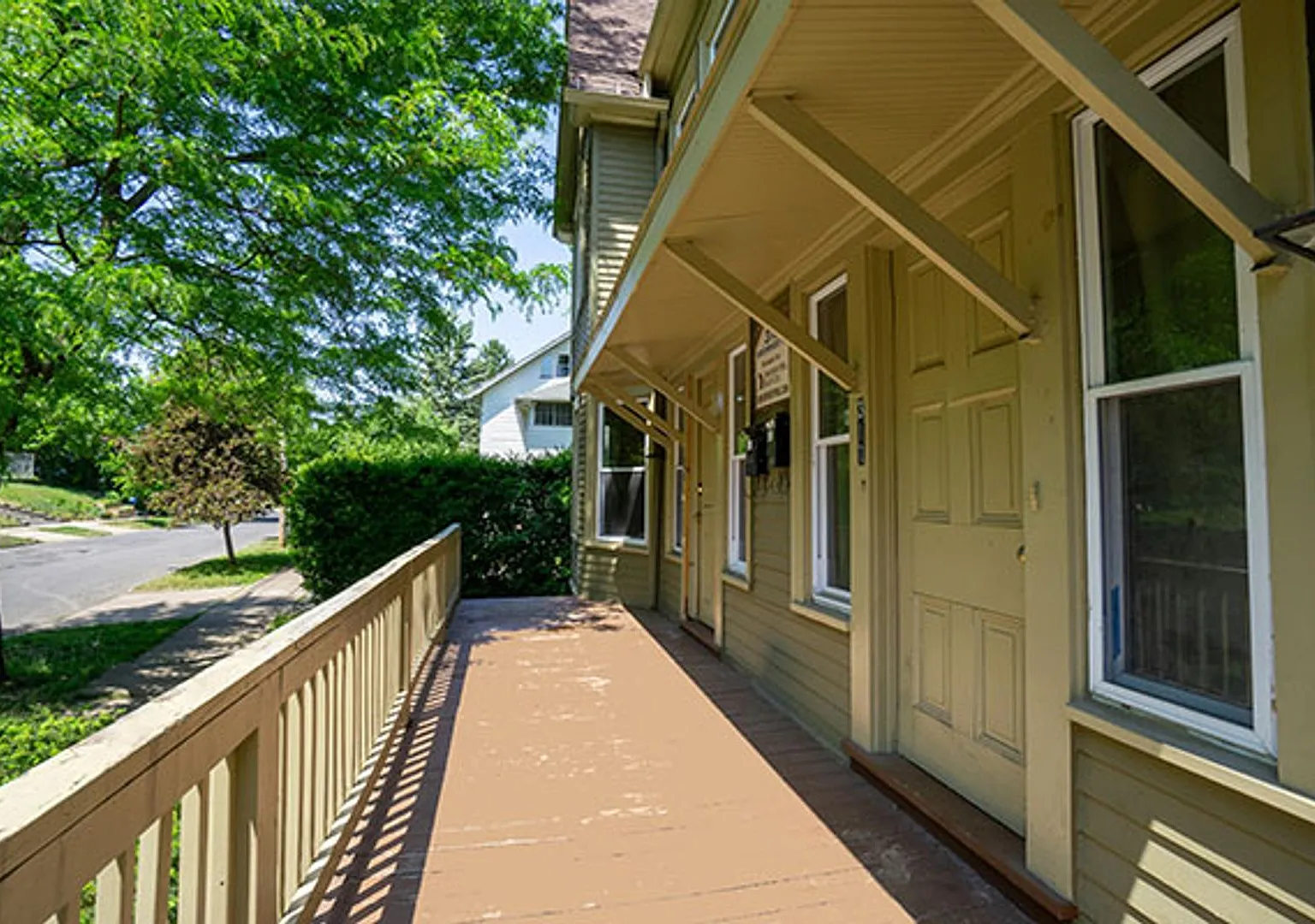 317 Greenwood Pl - Available 8/1/27 - 3 Story Townhouse On Quiet Residential Street — Photo 1