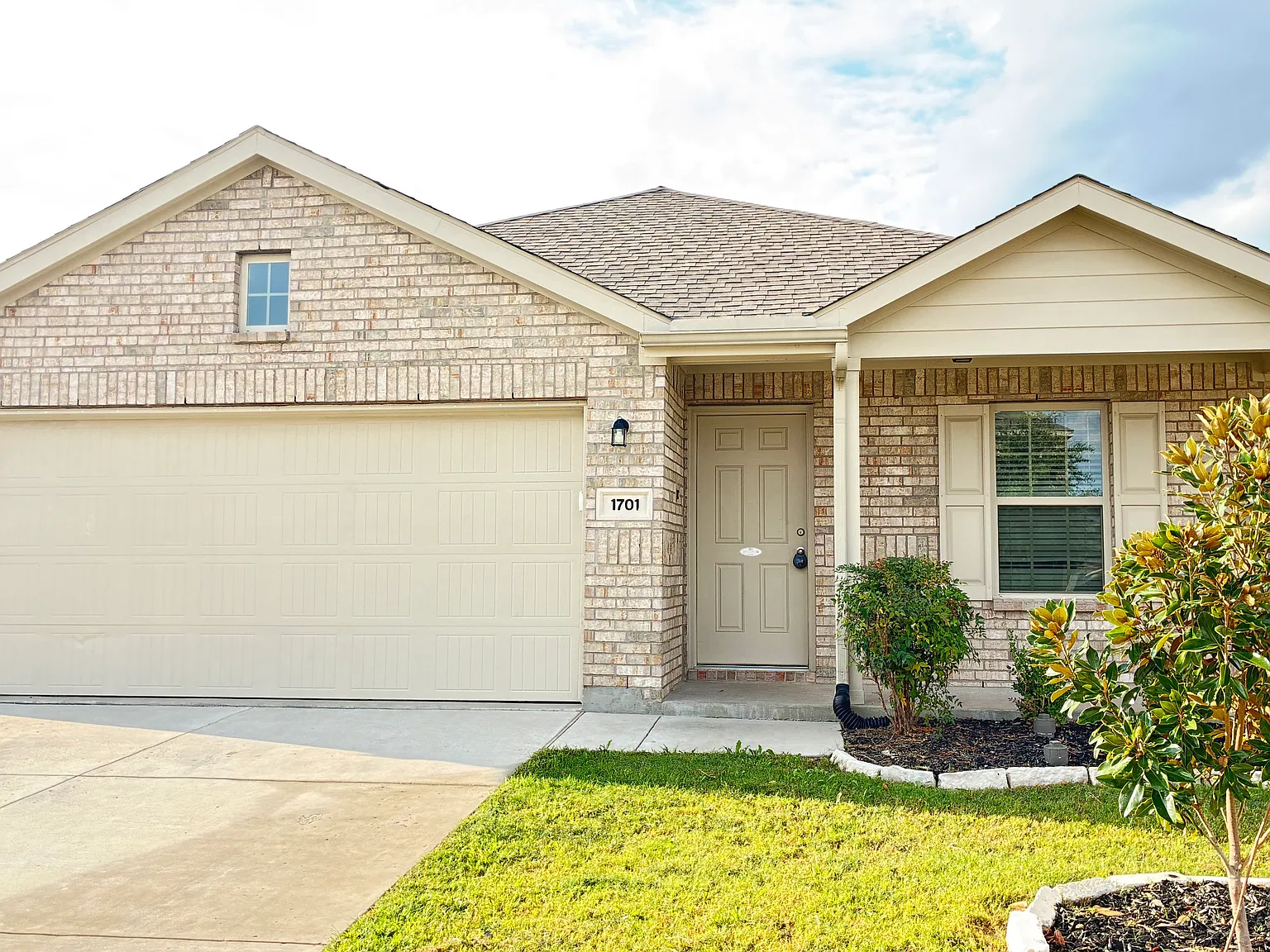 1701 Westfall Dr — Photo 2