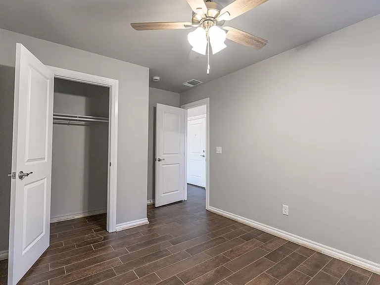 Middle guest bedroom