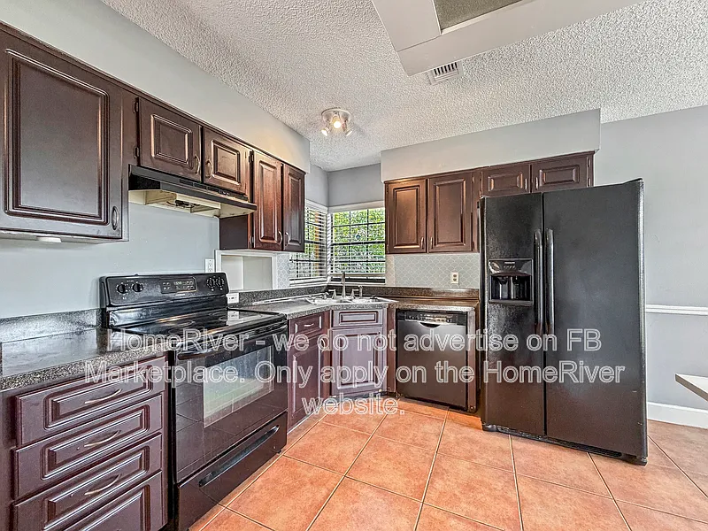 3 bed, 2.0 bath, 1418 sqft, $2,295 — Photo 3