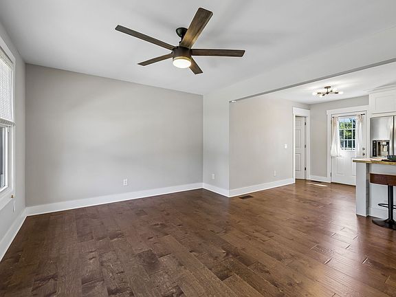 5th image of 401 Bluebird Ln