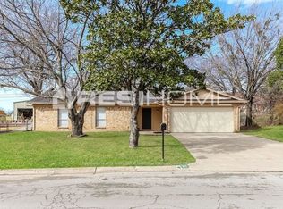 709 James St, Azle, TX 76020