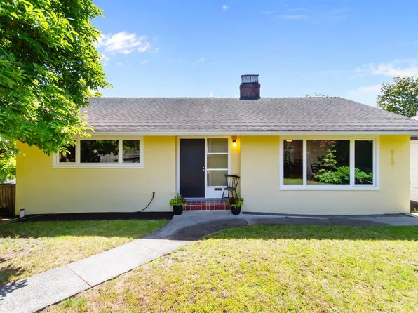 144 8th Ave E, New Westminster, BC V3L 4J7