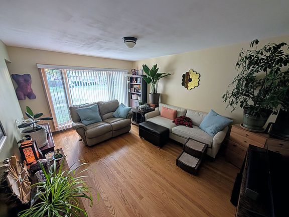 4th image of 9120 Newcastle Ave