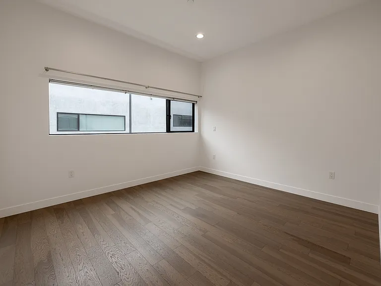 646 N Commonwealth Ave — Photo 7