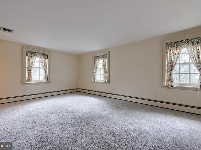 226 E Caracas Ave — Photo 38