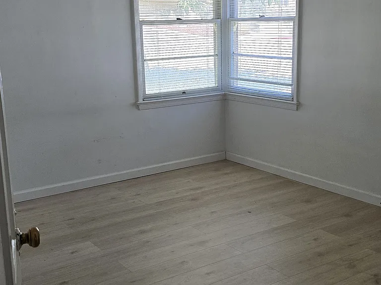 1612 Oak St — Photo 7