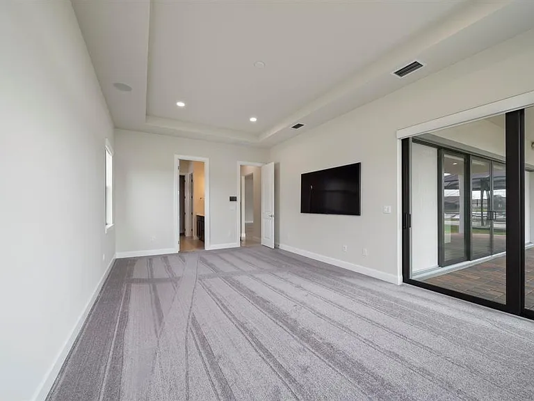 818 SE Courances Dr — Photo 5