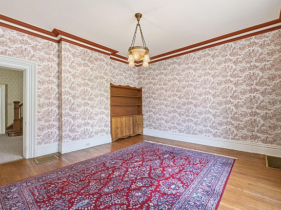 5th image of 249 W Locust St