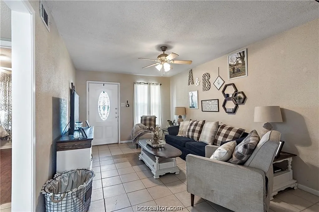 2 bed, 841 sqft, $1,135 — Photo 3