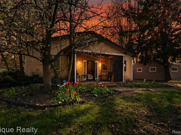 2706 Genes Dr, Auburn Hills, MI 48326