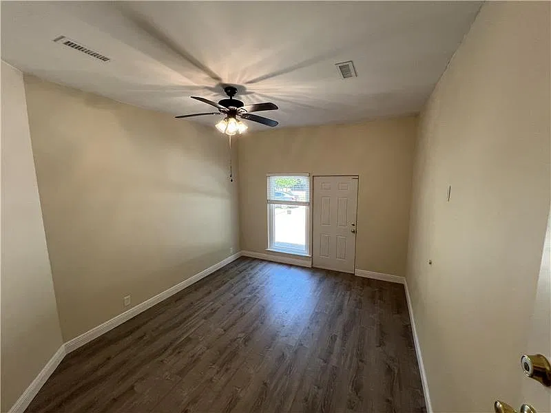3 bed, 1350 sqft, $1,800 — Photo 3