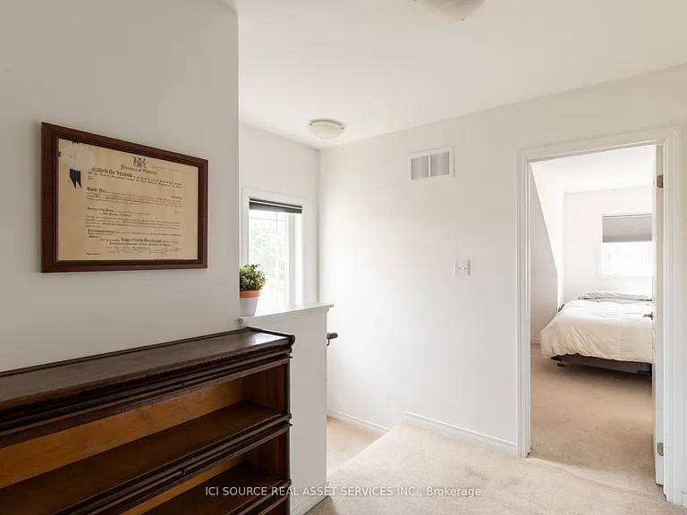 1352 Coleman Cres — Photo 12