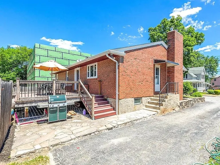 22 Alvarado Ave — Photo 4