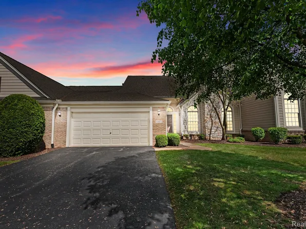 16814 Lochmoor Cir W, Northville, MI 48168