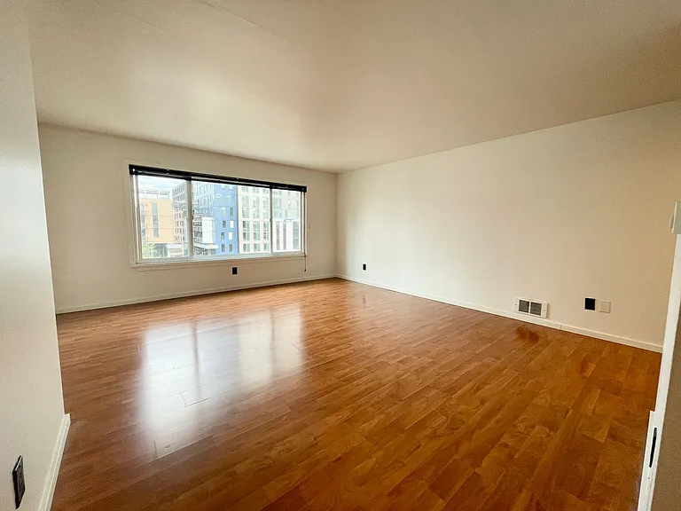 Escolier Apartments — Photo 41