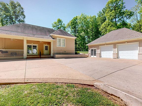 4th image of 504 Farris Ln