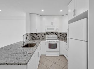 2884 S Cambridge Ln, Hollywood, FL 33026
