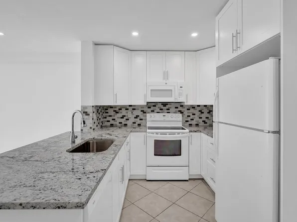 2884 S Cambridge Ln, Hollywood, FL 33026
