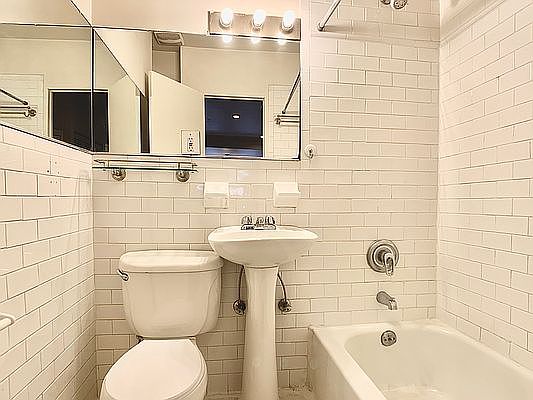 4th image of 436 W 49th St APT 4fe
