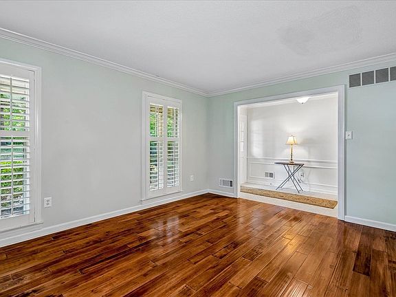 5th image of 1528 Holly Hill Dr