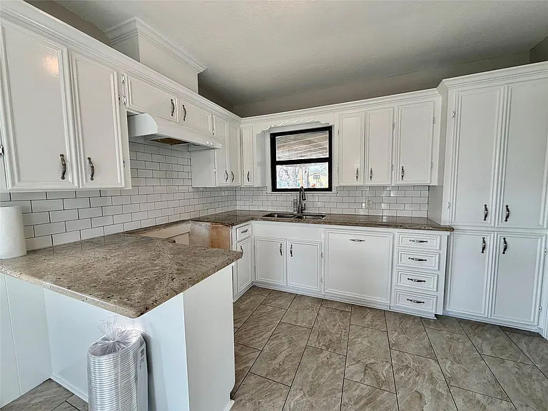 1214 W 5th St — Photo 12