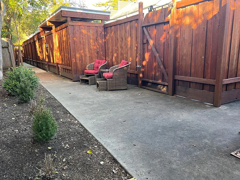 Oak St — Photo 17