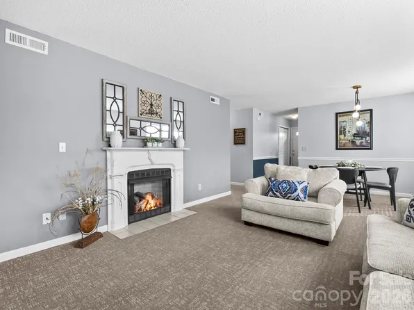 1002 Deermouse Way, Hendersonville, NC 28792