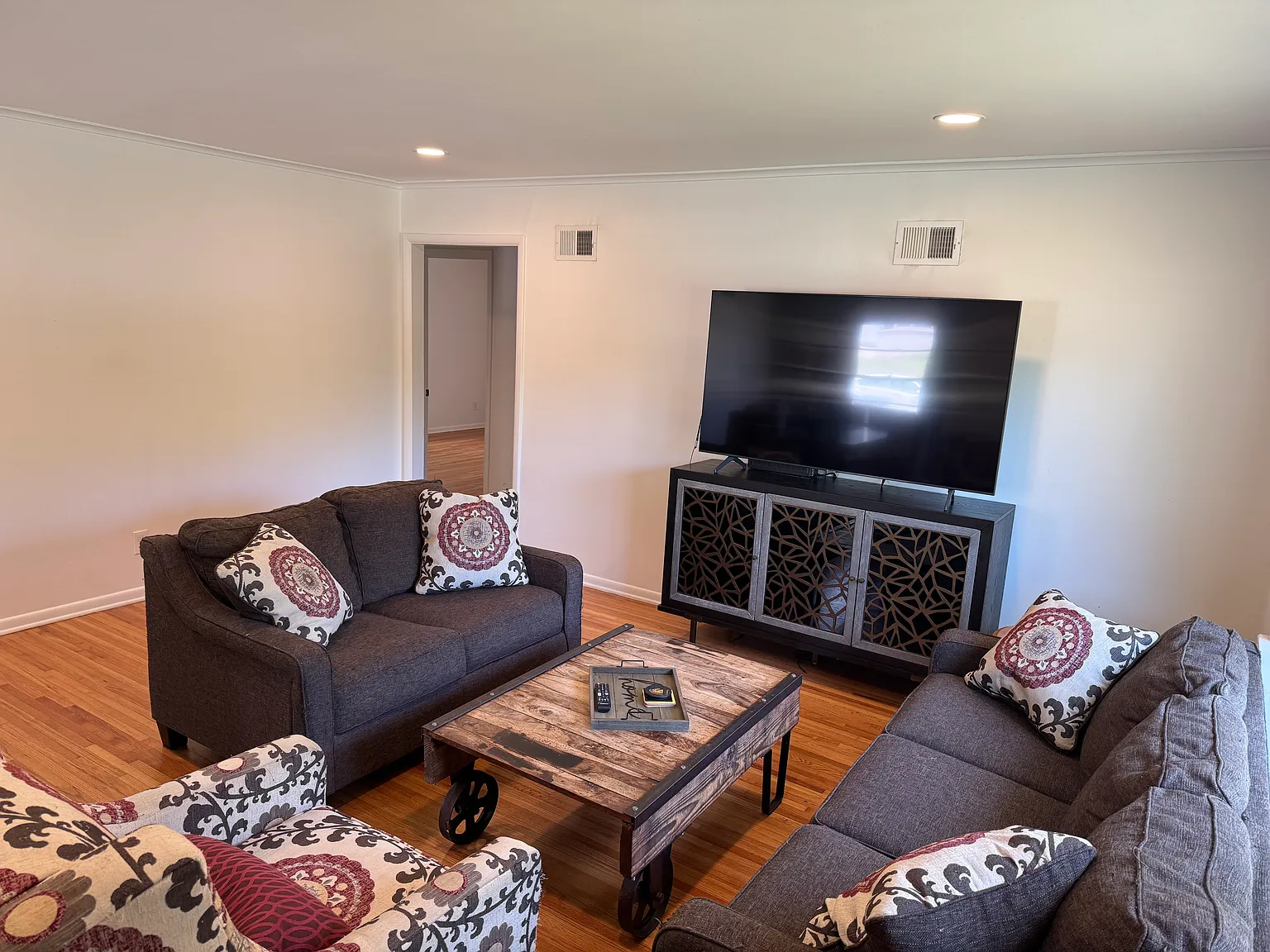 3 bed, 1.5 bath, 1288 sqft, $2,200 — Photo 3