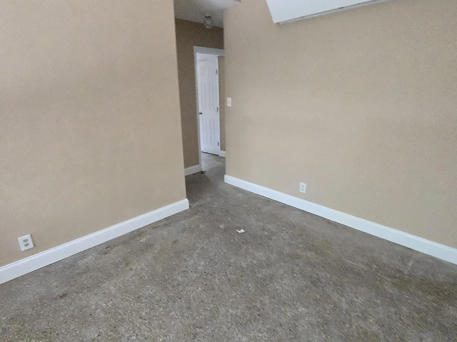 3 bed, 2.5 bath, 1100 sqft, $2,050 — Photo 3